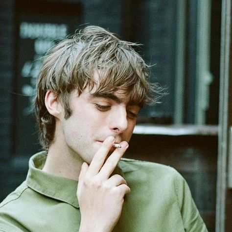 gallaghersuniverse||fan page on Instagram: "old photo of lennon via @faceless__london ‘s feed  #lennongallagher" Lennon Gallagher Style, Men’s Pixie Haircut, Men’s 80s Hair, Liam Gallagher Hair, 80s Hair Male, Mod Mens Haircut, Straight Hair Guys Haircuts, Men’s Hairstyle Fringe, Mens Mod Haircut