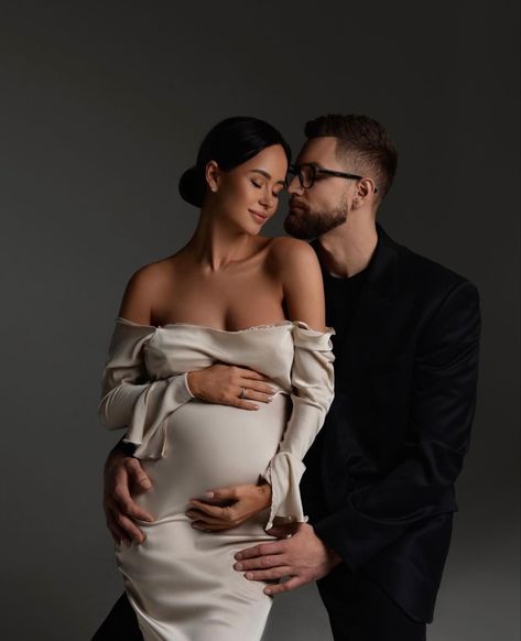 Pregnancy Photos Studio, Pregnancy Studio Photoshoot, Pregnancy Photoshoot Poses, Couple Pregnancy Pictures, Studio Maternity Shoot, Maternity Studio Photoshoot, Pregnancy Announcement Photoshoot, Mother Baby Photography, Studio Maternity Photos