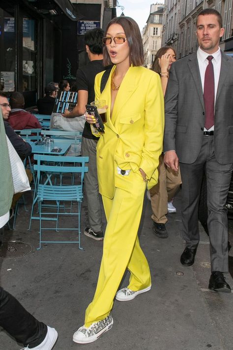 Bella Hadid in the cool yellow suit for women which is one of the biggest fashion trends of 2018! #bellahadid #celebritystyle #streetstyle Stile Kylie Jenner, Stile Kendall Jenner, Diy Costumes Women, Yellow Suit, Bella Hadid Outfits, Bella Hadid Style, Paris Shopping, Hadid Style, Looks Street Style