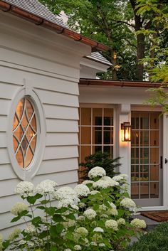 California Cottage Exterior, Cottage Exteriors Ideas, Hampton Exterior Home, Coastal Colonial Exterior, Side Entrance Ideas Exterior, Small House Curb Appeal, Covered Porch Design, Wreaths On Exterior Windows, Coastal Country House