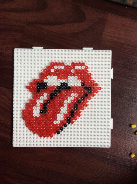 Perle hama Rolling stone Cool Hama Bead Ideas, Patrones Hama Beads Ideas, Hama Pearls Ideas, Things To Make With Perler Beads, Perleplader Ideas Cute, Perler Beads Ideas Cute, Hama Beads Aesthetic, Perleplader Ideas, Pyssla Ideas