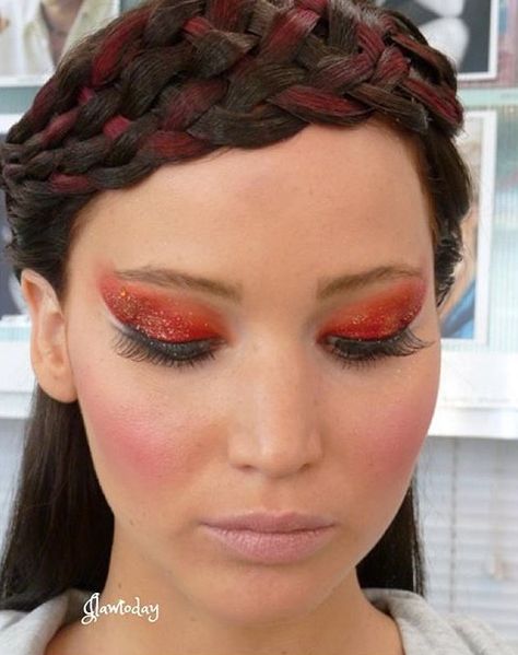 Jen in her Katniss makeup Hunger Games Hair, Hunger Games Makeup, Hunger Games Capitol, Hunger Games Costume, Jennifer Lawrence Hunger Games, Hunger Games Outfits, Fire Makeup, Hunger Games Katniss, Movie Makeup