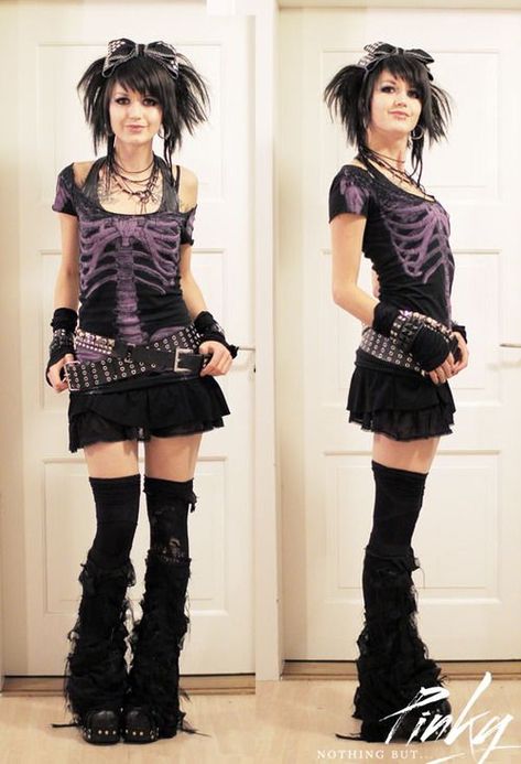 Stile Punk Rock, Rave Party Outfit, Gothic Mode, Outfit Ideas Baggy, Grunge Dress, Scene Outfits, Scene Girls, Halloween Express, Scene Fashion