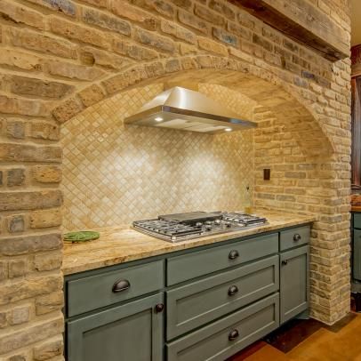 Brick Kitchen Hood Surround, Neutral Marble, Whitewashed Brick, Alcove Ideas, Kitchen Cooktop, Kitchen Cottage, Neutral Tile, White Wash Brick, Brick Arch