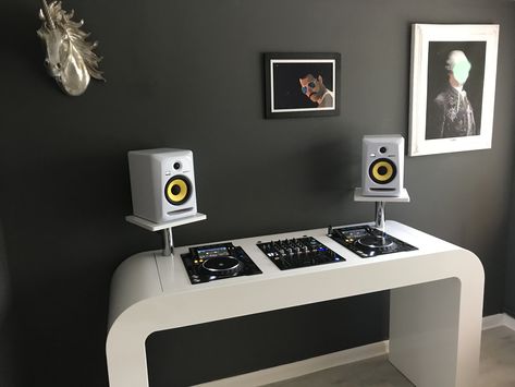 DJ set up Dj Set Up Home, Home Dj Setup, Dj Room Ideas, Dj Setup Ideas Home, Dj Table Set Up, Dj Table, Dj Room, Home Studio Setup, Music Studio Room