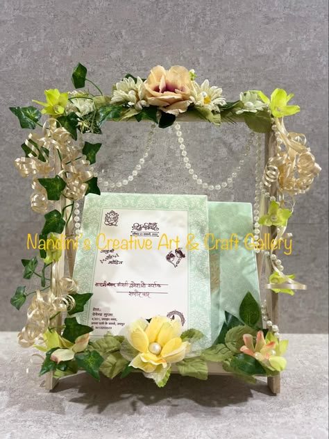 Wedding Saree Basket Decoration, Wedding Card Invitation Hamper, Wedding Card Platter Indian, Invitation Tray Decoration, Wedding Card Hamper Basket Ideas, Wedding Card Decorations Tray, Marriage Card Decoration Ideas, Kankotri Tray Decoration Ideas, Wedding Invitation Platter