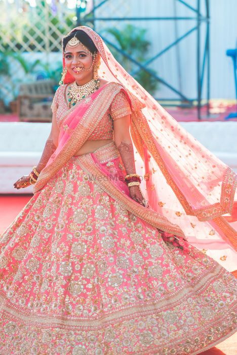 Dupatta On Head Style, Double Dupatta, Pink Bridal Lehenga, Wedding Dresses Pakistani, Modern Indian Wedding, Mumbai Wedding, Lehenga Jewellery, Indian Skirt, Sabyasachi Lehenga