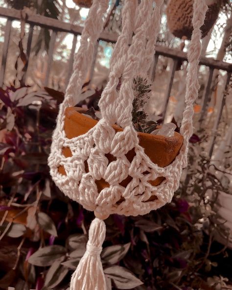 FREE Boho Plant Hanger Crochet Pattern — Baecrochett by Lizzy & Becky Macrame Free Patterns, Plant Hanger Crochet, Macrame Products, Macrame Crafts, Crochet Plant Hanger, Crochet Sloth, Macrame Plant Hanger Patterns, Confection Au Crochet, Crochet Plant