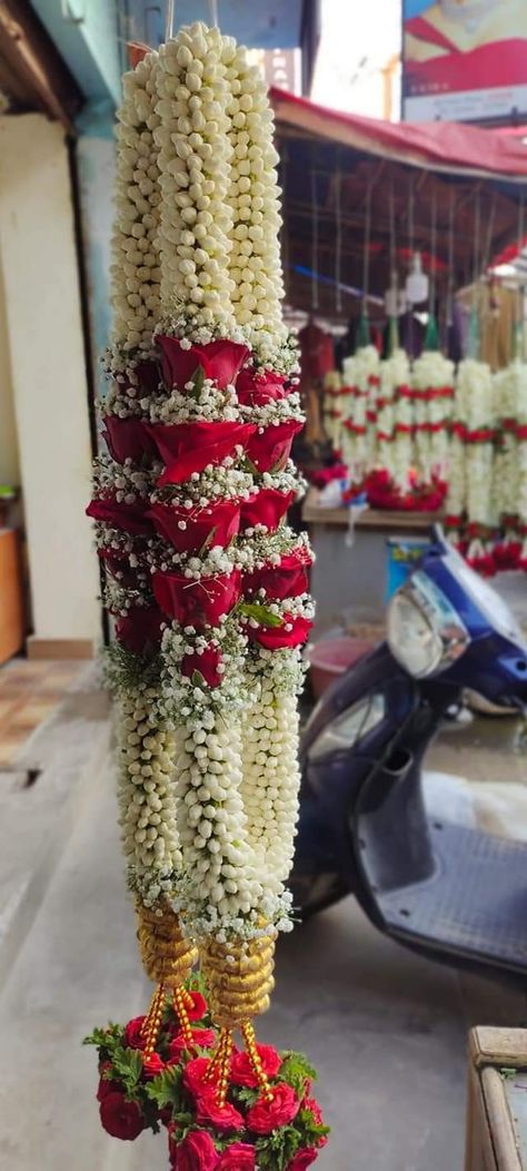 White And Red Rose Varmala, White And Red Garland Wedding Indian, Bridal Garland Indian, Varmala Maharashtrian Weddings, Red And White Garland Wedding, Red Rose Jaimala, Mogra Flower Varmala, Flower Mala For Engagement, Telugu Wedding Garlands