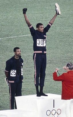 1968 Olympics Black Power, Black Power Salute, Tommie Smith, 1968 Olympics, American Football League, American Athletes, Track And Field Athlete, Black Panther Party, Papa Francisco