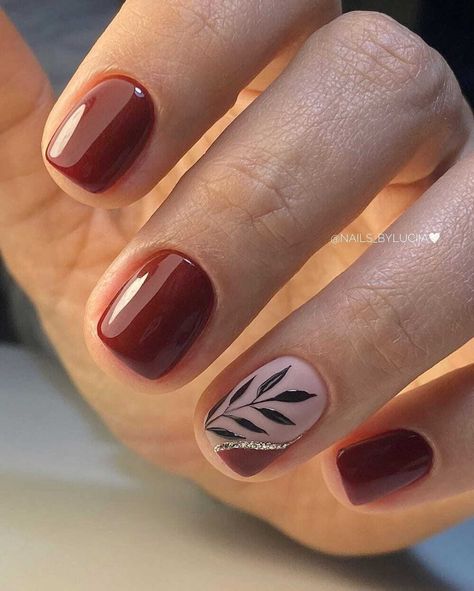 35 Cool Summer Nails To Try This Season 2024 - NailGet Leaf Gel Nail Designs, October Nails Natural, Emerald Green Fall Nails, Casual Fall Nails, Short Autumn Nails, Leaves Nail Art, Fall Leaves Nail Art, Thanksgiving Nail Designs, Fall Manicure