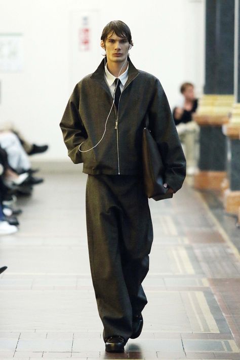 Balletshofer Berlin Spring 2025 Collection Berlin Style Men, Runway Outfits Men, Vogue Men Fashion, Berlin Fashion Men, Men Fashion Runway, Berghain Style, Black Tie Men, Fashion Show Outfit, Berlin Outfit