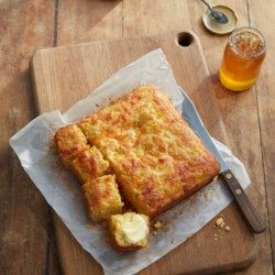 Cheesy Cornbread Cornbread Recipe Cheese, Cheddar Cheese Cornbread Recipe, Savoury Cornbread Recipe, Cheese And Onion Bread Recipes, Coarse Cornmeal Recipes, Cornmeal Bread Recipe, Cheesy Cornbread Jiffy, Cornmeal Mix Recipes, Cheesy Cornbread Recipe