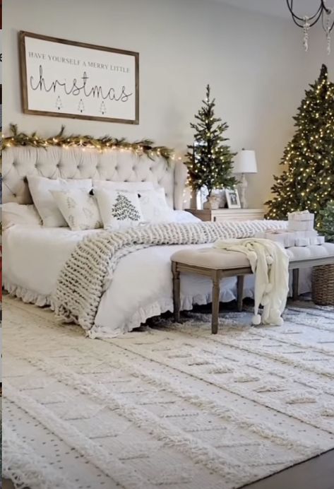 Christmas Room Decor Neutral, White And Gold Christmas Decor Bedroom, White Bedroom Christmas Decor, Master Bedrooms Decor Christmas, Christmas Bedroom White, White Christmas Bedroom Aesthetic, Cream And White Christmas Decor, Elegant Christmas Bedroom, Neutral Christmas Decor Bedroom