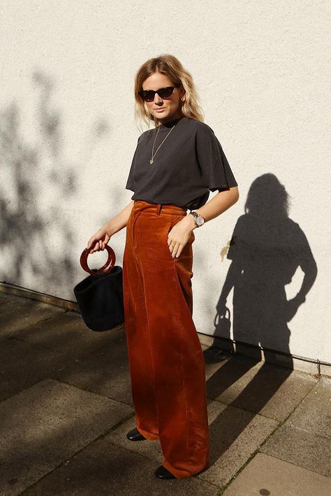 The Outfits That Are Perfect With Corduroy Pants | Who What Wear UK Corduroy Outfits, Corduroy Pants Outfit, Orange Outfits, Vintage Outfits 90s, Smart Casual Style, Outfit 90s, 1990's Fashion, Looks Street Style, Mode Inspo