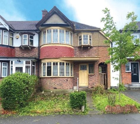 A serious renovation project for sure, but this 1930s time capsule house in Harrow, Greater London is both fascinating and quite a prospect. At auction with a guide of £275k. 1930s House Interior Original, 1930s House Exterior Uk, 1930 House Renovation, Time Capsule House, 1930s House Interior, 1920 House, Art Deco House, British Houses, Capsule House