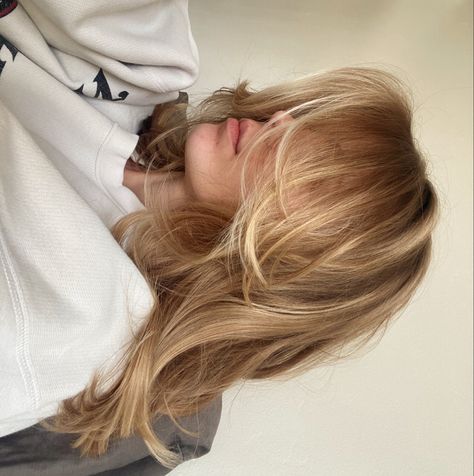 Blond Butterfly Haircut, Mostly Blonde Highlights, Medium Blonde Hair Inspiration, Haircuts To Make Your Forehead Smaller, Blonde Hair Wedding Styles Half Up, Niykee Heaton Hair, Blonde Hair Lots Of Layers, 90s Layers Unstyled, Curtain Bangs And Layers Shoulder Length