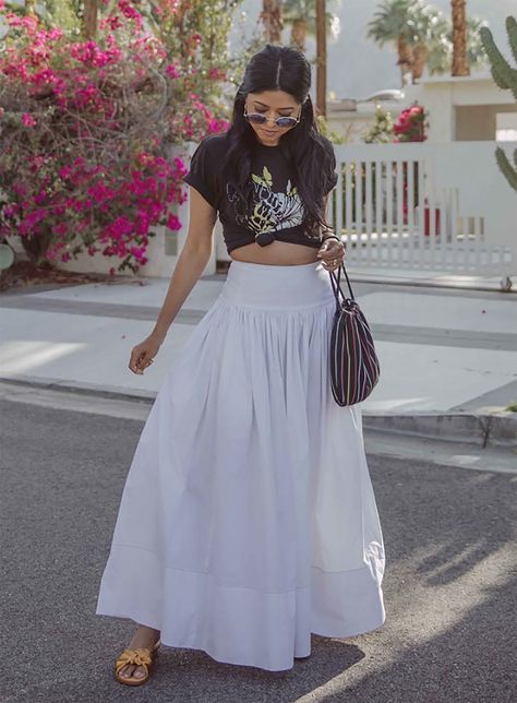 Sydne Style shows how to wear the maxi skirt trend with summer outfit ideas by fashion blogger walk in wonderland #maxiskirts #skirts #summeroutfits #tees Spring Maxi Skirt Outfit, White Maxi Skirt Outfit, Look Hippie Chic, White Skirt Outfits, Skirt Outfits Summer, Outfit Photography, Skirt Outfit Ideas, Long Skirt Casual, Maxi Skirts Summer