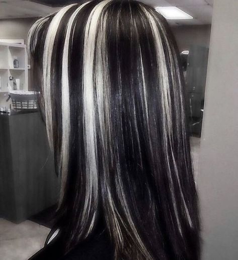 Black And White Hair, Skunk Hair, Y2k Hairstyles, Hair Color Streaks, Hair Streaks, Dyed Hair Inspiration, Pretty Hair Color, Hair Stylies, Dye My Hair