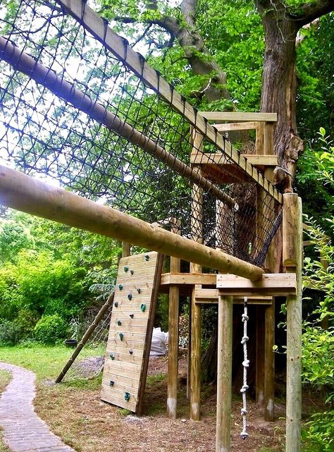 Kids Jungle Gym Outdoor, Jungle Gym Tree House, Tree House Garden, Adventure Playground Ideas, Backyard Adventure Playground, Outside Jungle Gym, Cool Treehouse Ideas, Homemade Jungle Gym, Small Tree House For Kids