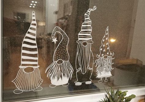 Window Winter Art, Posca Window Art Christmas, Christmas Window Decorations Paint, Posca Christmas Window, Posca Window Art, Christmas Windows Painted, Christmas Window Painting Diy, Christmas Window Decorations Outdoor, Window Painting Ideas Christmas