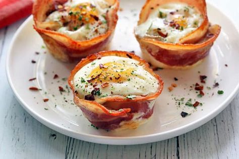 Bacon Egg Cups: Perfect for Brunch! - Healthy Recipes Blog Healthy Egg Muffins, Bacon And Egg Cups, Bacon Egg Cups, Bacon Egg Muffins, Egg Muffins Healthy, Egg Muffins Recipe, Muffins Breakfast, Egg Cups Breakfast, Bacon Eggs Breakfast