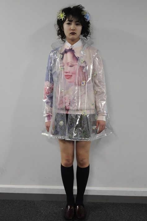 Clear Raincoat Outfit, Bubblegum Grunge, Pvc Outfit, Future Dusk, Girl Street Style, Clear Raincoat, 1930s Hollywood, Outfit Sporty, Brooklyn Girl