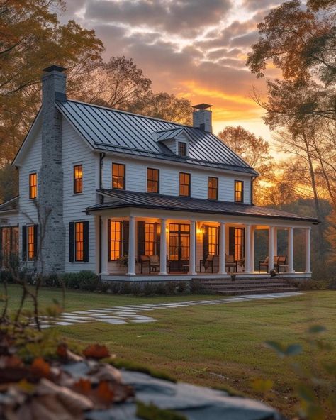 Farmhouse Build, Beautiful Houses Exterior, Big Home, Colonial House Exteriors, Dream Farmhouse, Colonial Farmhouse, Colonial Exterior, Modern Farmhouse Exterior, Farmhouse House