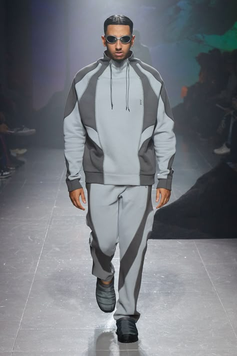 Saul Nash - Fall 2023 Menswear https://www.vogue.com/fashion-shows/fall-2023-menswear/saul-nash/slideshow/collection#24 Mens Activewear Trends, Asrv Sportswear, Mens Sportswear Fashion, Fall 2023 Menswear, Sportswear Details, 2023 Menswear Fashion Show, Street Style Jacket, Tech Clothing, Activewear Trends