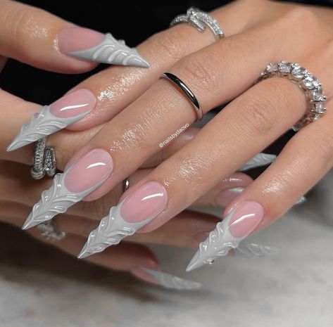 nailsbydaovo on ig Nail Swag, White Nail, Blue Stiletto Nails, Acrylic Nails Stiletto, Stilleto Nails Designs, Long Stiletto Nails, Unique Acrylic Nails, Almond Acrylic Nails, Nagel Inspo