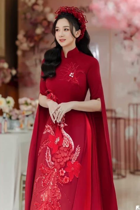 Bridal Ao Dai Red, Sangjit Dress, Dam Hoi, Chinese Style Wedding Dress, Vietnamese Wedding Dress, Chinese Bride, Easy Clothing, Wedding Dresses Videos, Vietnamese Wedding