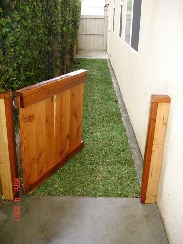 Dog run! This would be great to keep my babies from ruining the rest of my yard and when I have company. Backyard Ideas For Dogs, Dog Run Side Yard, Cat Balcony, Diy Dog Run, Backyard Dog Area, Dog Potty Area, Dog Backyard, Ideas For Dogs, Wooden Gate