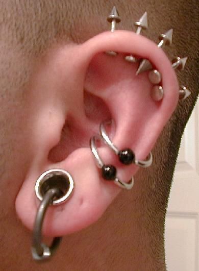 Punk Piercings, Labret Vertical, Different Piercings, Guys Ear Piercings, New Ear Piercing, Face Piercings, Cool Ear Piercings, Barbell Piercing, Cool Piercings