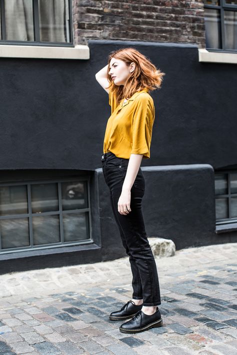 Mustard Shirt Outfit Work, Mustard Tshirt Outfits, Mustard Striped Shirt Outfit, Mustard Shirt Outfit, Casual Oversized Mustard Top, Mustard Oversized Casual Top, Black Denim Outfit, Mom Jeans Black, Mustard Yellow Outfit