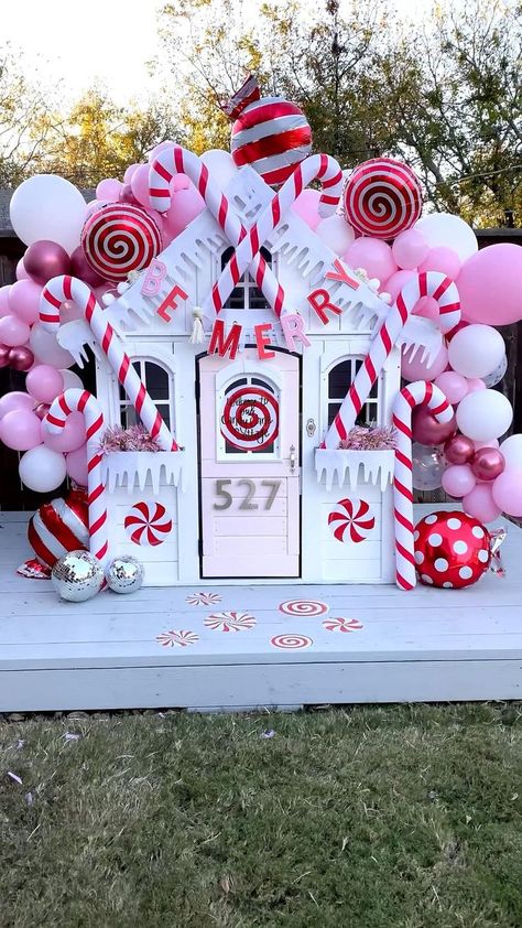 Christmas Playhouse, Christmas Parade Floats, Candy Decorations Diy, Diy Christmas Candy, Pinterest Christmas, Gingerbread Christmas Decor, Candy Land Christmas Tree, Christmas Float Ideas, Christmas Gingerbread House