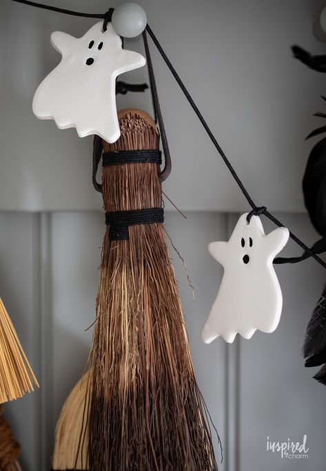 Diy Clay Garland, Ghost Ornament Diy, Air Dry Clay Ghosts Diy, Diy Clay Halloween Decor, Halloween Hygge, Clay Ghost Diy, Air Dry Clay Ghost, Ghost Garland Diy, Ghost Pottery