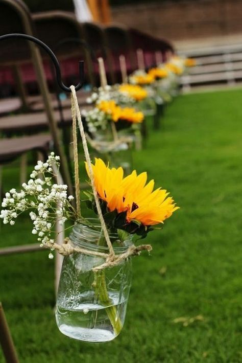 Spring Sunflower Wedding, Country Rustic Wedding Ideas, Wedding Aisle Outdoor, Sunflower Wedding Decorations, Rustic Summer Wedding, Sunflowers And Roses, Sunflower Themed Wedding, Aisle Decor, Yellow Wedding