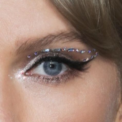 Mirrorball Eye Makeup, Iridescent Highlight Makeup, Folklore Aesthetic Makeup, Taylor Midnights Makeup, 1989 Era Makeup Ideas, Taylor Swift Eyeshadow Looks, Taylor Swift Makeup Concert, Midnights Taylor Swift Eye Makeup, Bejeweled Makeup Taylor Swift