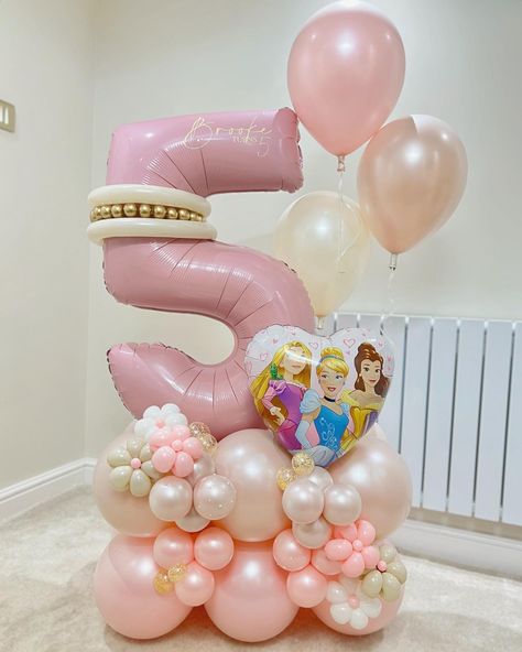 P R I N C E S S 🤍 The girliest stack, this was a dream to create✨ swipe to see those gorgeous Pearl details @kalisanballoons… | Instagram Disney Balloon Bouquet, Balloon Carriage, Princess Balloon Decorations, Princess Balloon, Baby Shower Girl Diy, Princess Balloons, Balloon Bouquet Diy, Happy Balloons, Deco Ballon