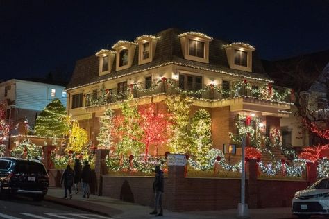 Visiting Dyker Heights Christmas Light Without a Tour to See the Best Decorated Houses Dyker Heights, New York Attractions, Visit New York City, Mormon Temple, Bryant Park, Visit New York, Holiday Vibes, Financial District, Well Decor