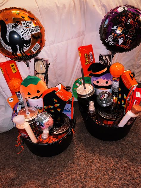 Fall Spooky Baskets, Boo Gift Basket Ideas, Halloween Spooky Baskets Ideas, Halloween Basket For Coworkers, Halloween Birthday Gift Basket, Small Spooky Baskets For Friends, Cute Halloween Gifts For Friends, Halloween Ideas For Sleepovers, Boo Basket Halloween