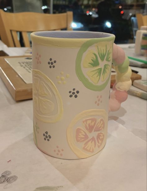 Pottery Cup Painting Ideas Simple, Ceramic Painting Designs Ideas, Lemon Mug Design, Cute Paint Pottery Ideas, Painted Mug Ideas Diy, Pinterest Pottery Painting, Pottery Painting Ideas Minimalist, Pottery Painting Fruit Design, Citrus Pottery Painting