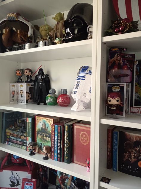 Shelf Display Ideas Bedroom, Shelf Decor Funko Pop, Collectors Shelf Ideas, Nerdy Shelf Decor, Nerdy Decor Ideas, Gaming Shelf Decor, Geek Bedroom Aesthetic, Nerd Room Aesthetic Bedroom, Star Wars Dorm Room