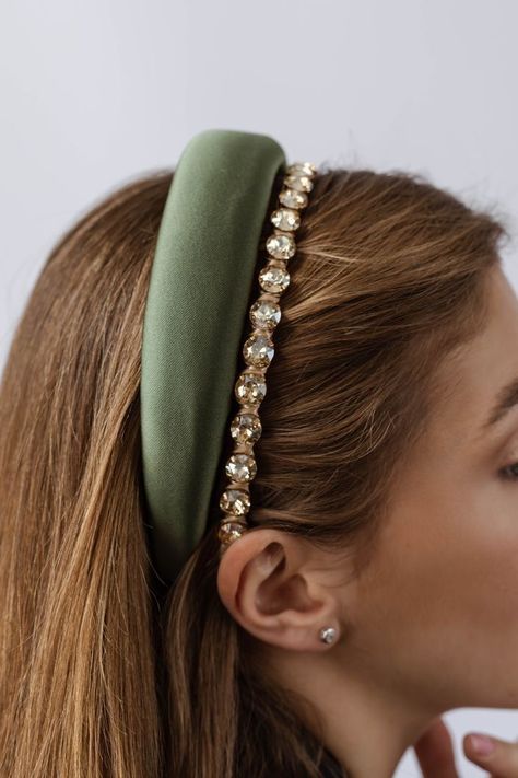 Stylish Hair Accessories, Headband Bridesmaid Hair, Professional Hair Accessories, Product Photography Headbands, Headband Street Style, Old Money Hair Accessories, Hair Campaign Ideas, Hair Accessory Ideas, Trending Hair Accessories 2024