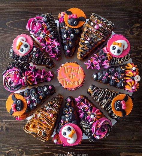 Sugar Skull Cakes, Spider Web Cake, Horror Cake, Cauldron Cake, Halloween Pizza, Postres Halloween, Cake Pizza, Spooky Ideas, Satin Ice Fondant