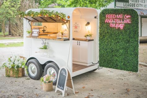 Cupcake Trailer, Vintage Horse Trailer, Mobile Bar Cart, Bar Events, Coffee Food Truck, Mobile Cocktail Bar, Mobile Cafe, Mobile Coffee Shop, Coffee Trailer