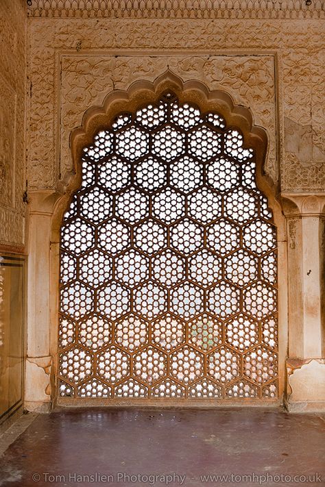 Amber Fort & Palace, Jaipur. #Jaipur #travel #India #photography #Rahajasthan Madarsa Building, Lahore Fort Photography, Rajasthani Window, Fort Room, Indian Arches, Rajasthani Architecture, Indian Arch, Jaipur Travel, Amber Fort