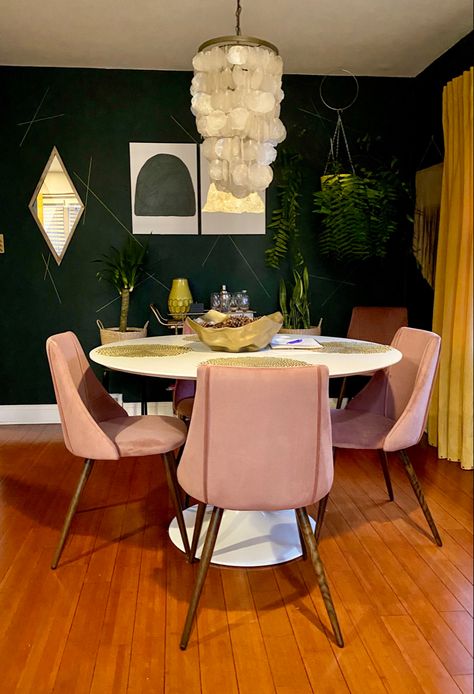 Green Pink Dining Room, Pink Green Dining Room, Green And Pink Dining Room, Pink And Green Dining Room, Playroom Dining Room Combo, 70s Homes, Fantasy Apartment, Retro Furniture Design, Pink Dining Room