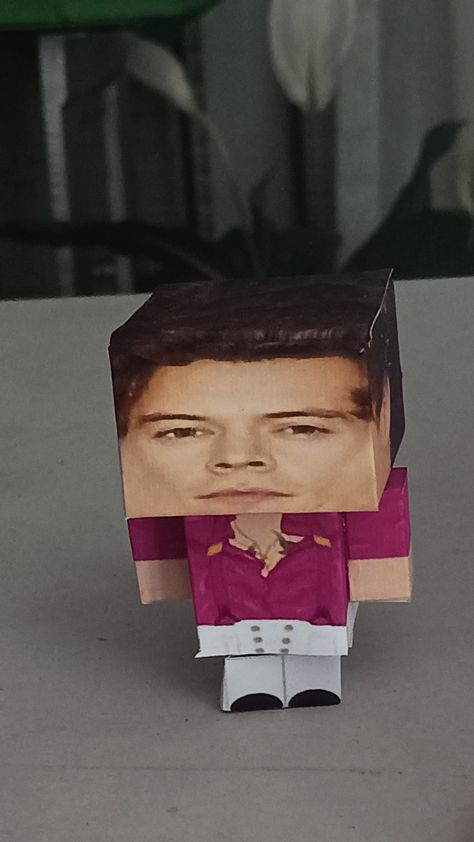 Harry Styles Minecraft Print, Harry Styles Paper Craft, Harry Styles Gift Ideas Diy, Harry Styles Diy Crafts, Harry Styles Crafts, Harry Styles Cardboard Cutout, Harry Styles Gift Ideas, Cardboard Cutouts Diy, Scrapbooking Prompts