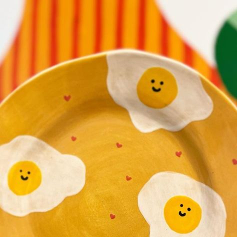 Egg Cup Painting Ideas, Crock A Doodle Pottery Ideas Inspiration, Painting On A Plate Ideas, Painted Plates Ideas Aesthetic, Painting On Bowl, Paint Me Mine Ideas, Pottery Painting Checkered, Ceramic Art Simple, Paint A Piece Pottery Ideas